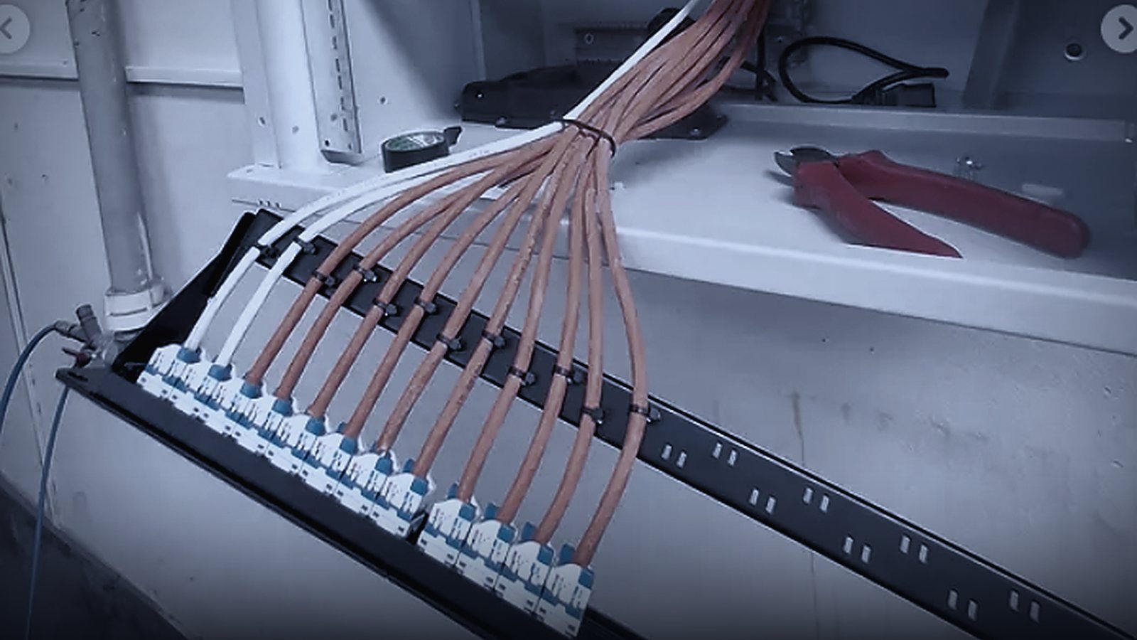 Tezgâh üzerinde keystone jack'leri takılmış patch panel ve renk kodlu kablo demeti