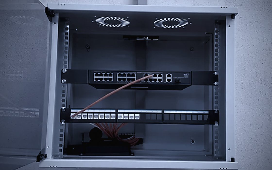 Duvar tipi kabin içinde 24 portluk switch ve sonlandırılmış patch panel